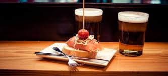 Preparación y servicio de bebidas y comidas rápidas en el bar