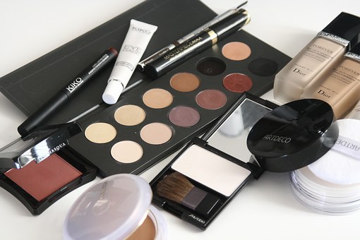 Cosméticos y equipos para los cuidados estéticos de higiene depilación y maquillaje